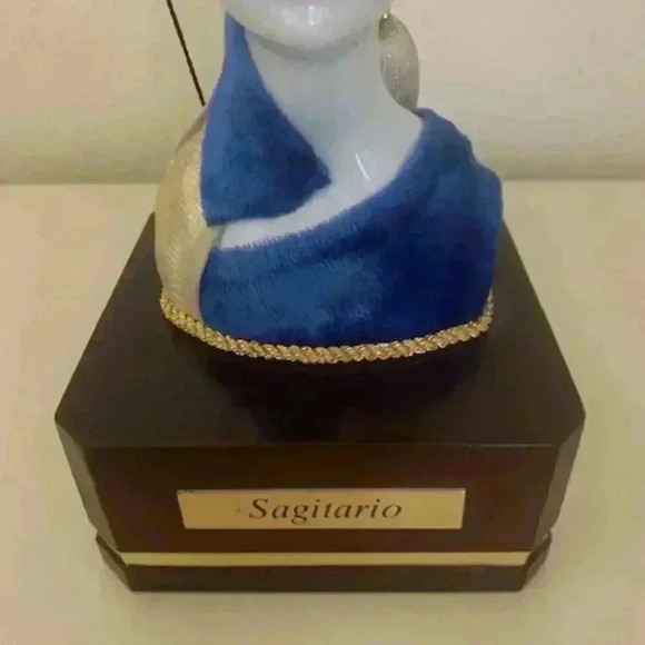 Rare Sagitario Bust Sculpture Princess With Bow & Arrow On Wood Base 6" Tall  WI - Picture 6 of 7